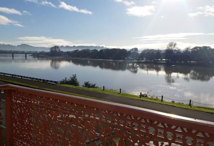 Tamara Riverside Lodge  Hostel/backpacker