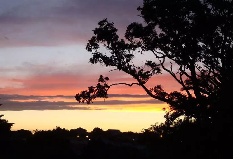 Tamara Riverside Lodge  Hostel/backpacker