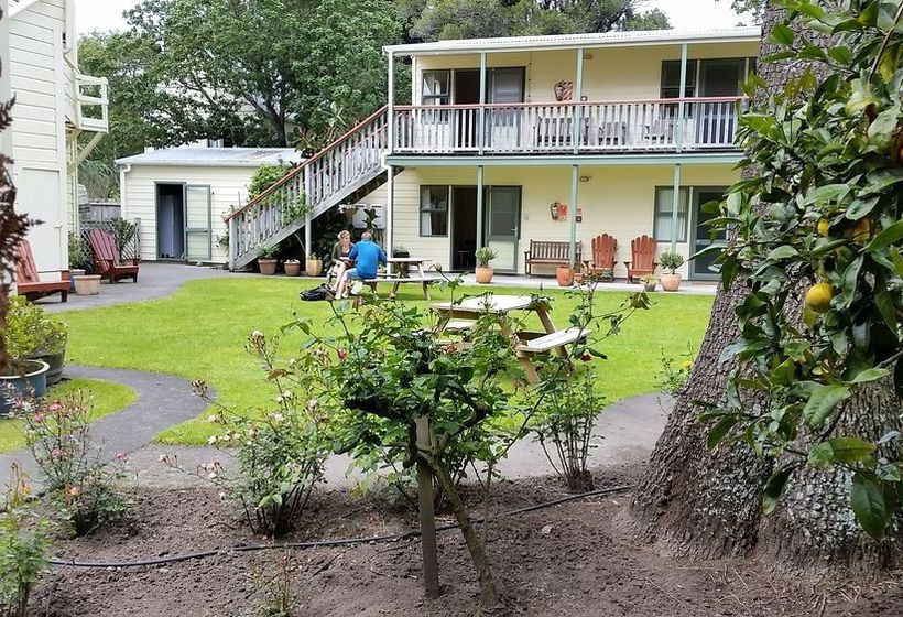 Tamara Riverside Lodge  Hostel/backpacker