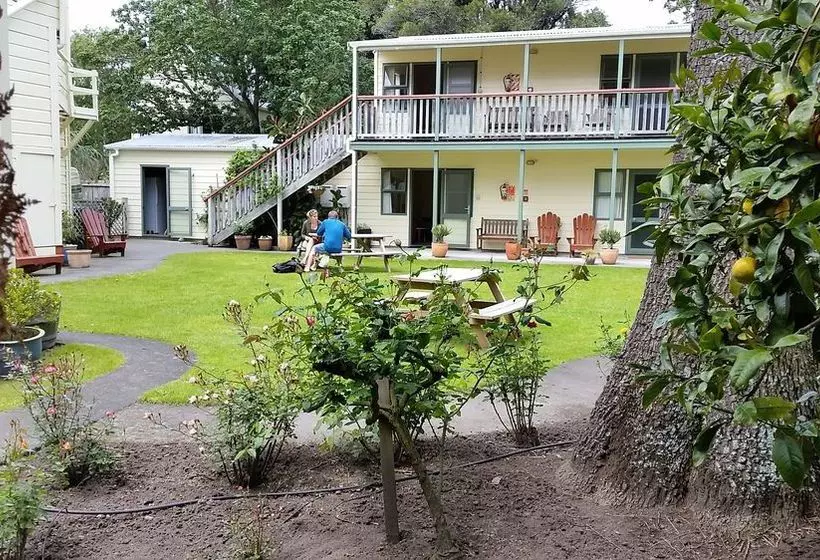 Tamara Riverside Lodge  Hostel/backpacker