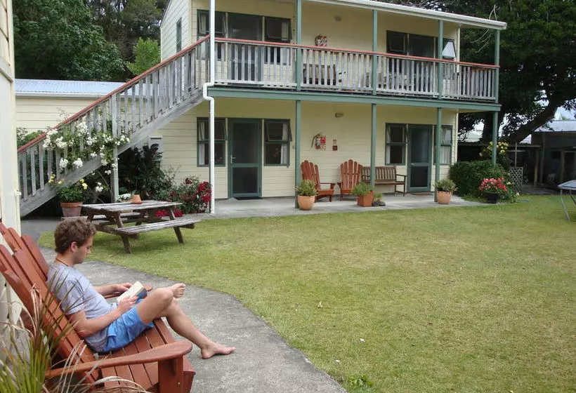 Tamara Riverside Lodge  Hostel/backpacker