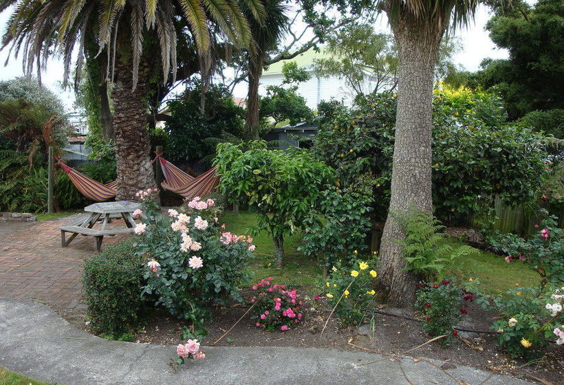 Tamara Riverside Lodge  Hostel/backpacker