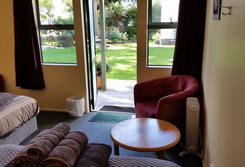 Tamara Riverside Lodge  Hostel/backpacker