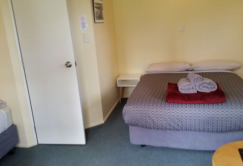 Tamara Riverside Lodge  Hostel/backpacker