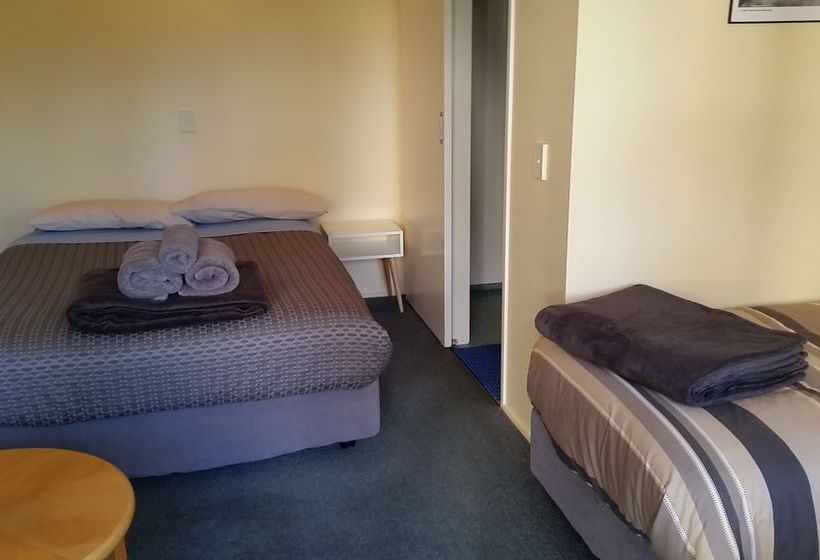 Tamara Riverside Lodge  Hostel/backpacker