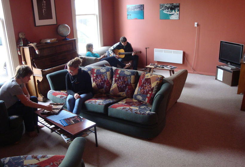 Tamara Riverside Lodge  Hostel/backpacker