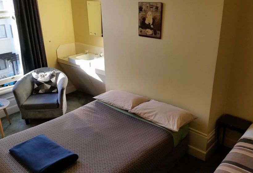 Tamara Riverside Lodge  Hostel/backpacker