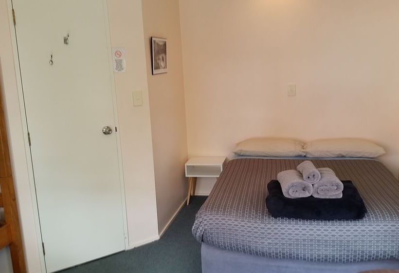 Tamara Riverside Lodge  Hostel/backpacker