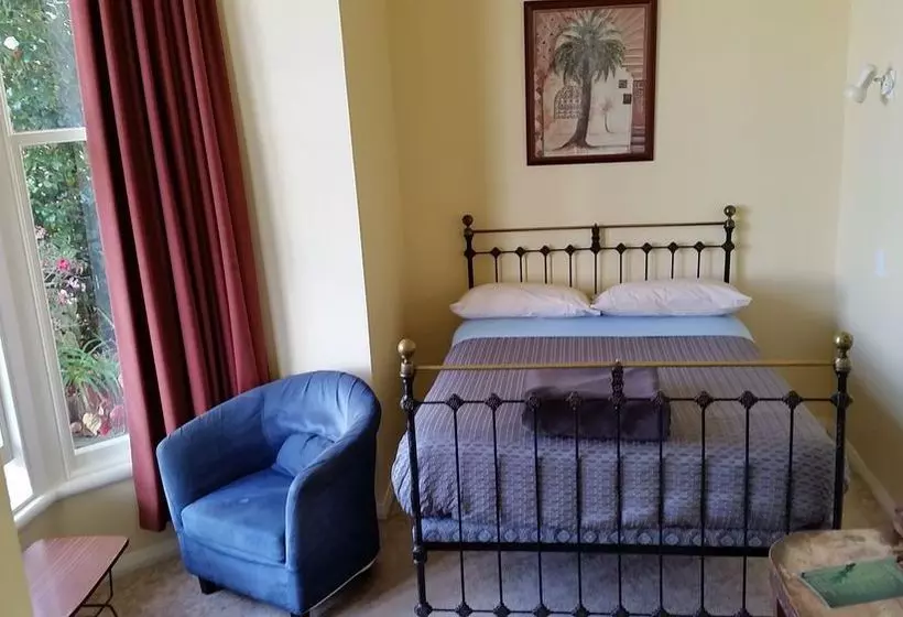 Tamara Riverside Lodge  Hostel/backpacker