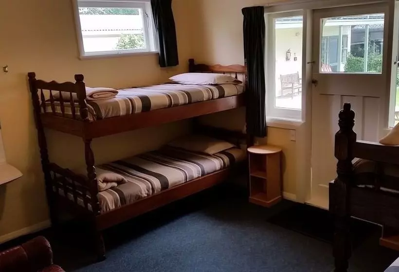 Tamara Riverside Lodge  Hostel/backpacker