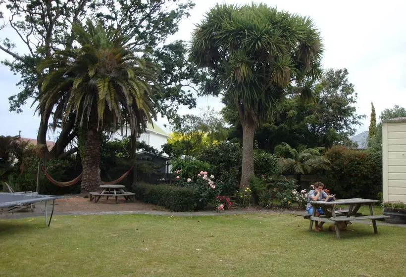 Tamara Riverside Lodge  Hostel/backpacker