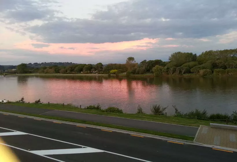 Tamara Riverside Lodge  Hostel/backpacker