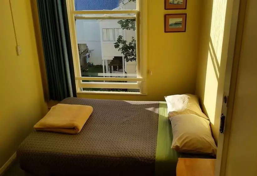 Tamara Riverside Lodge  Hostel/backpacker