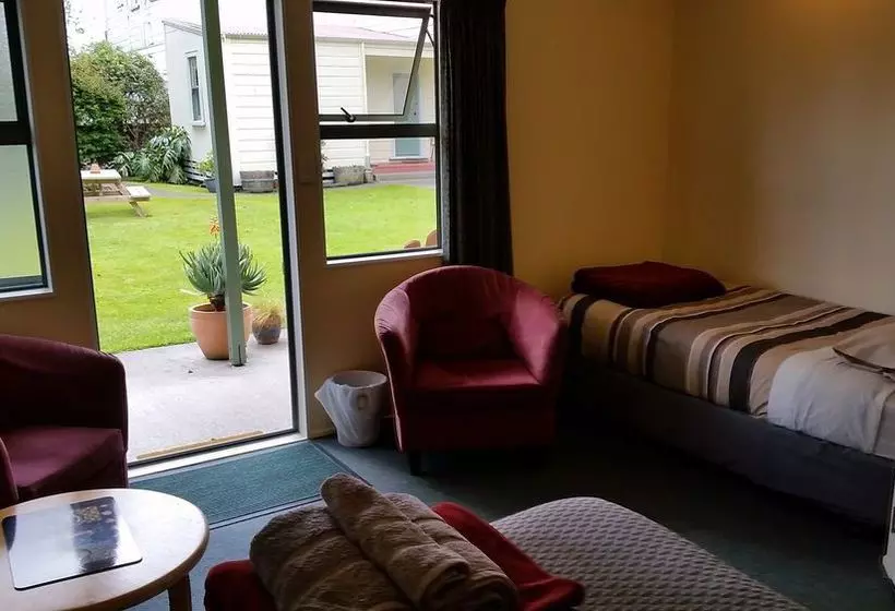 Tamara Riverside Lodge  Hostel/backpacker