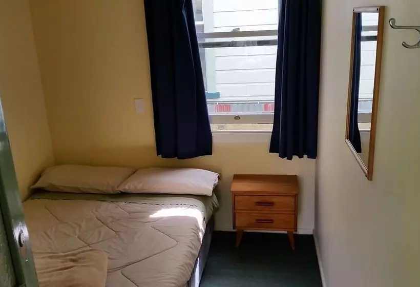 Tamara Riverside Lodge  Hostel/backpacker