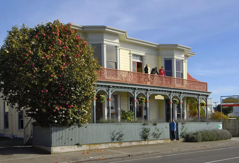 Tamara Riverside Lodge  Hostel/backpacker