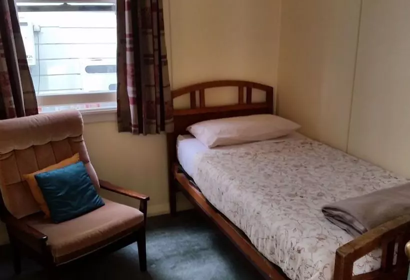 Tamara Riverside Lodge  Hostel/backpacker