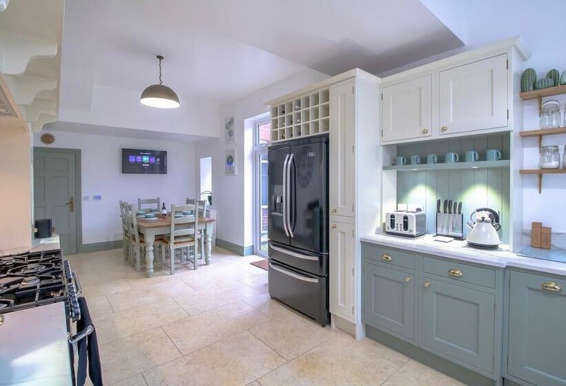 Fabulously Unique 3bd Home Sunderland