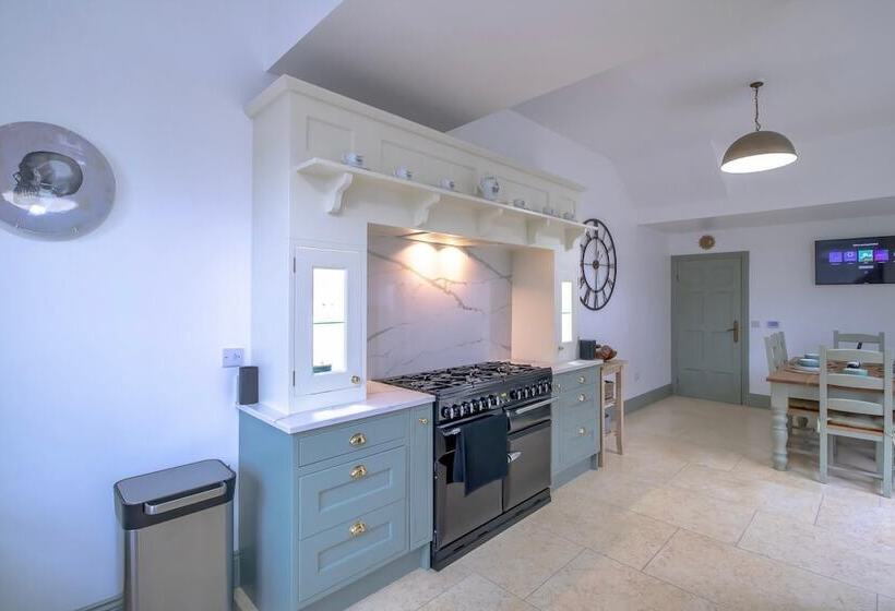 Fabulously Unique 3bd Home Sunderland