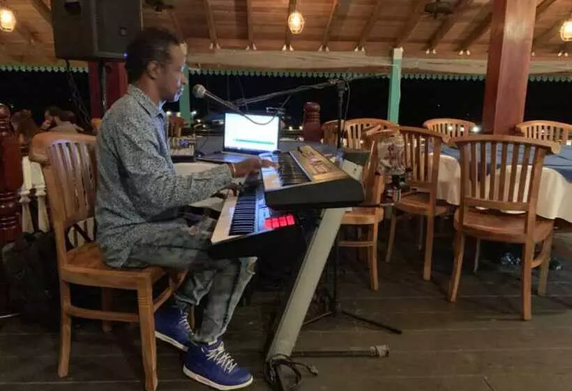 هتل Leverick Bay Resort And Marina