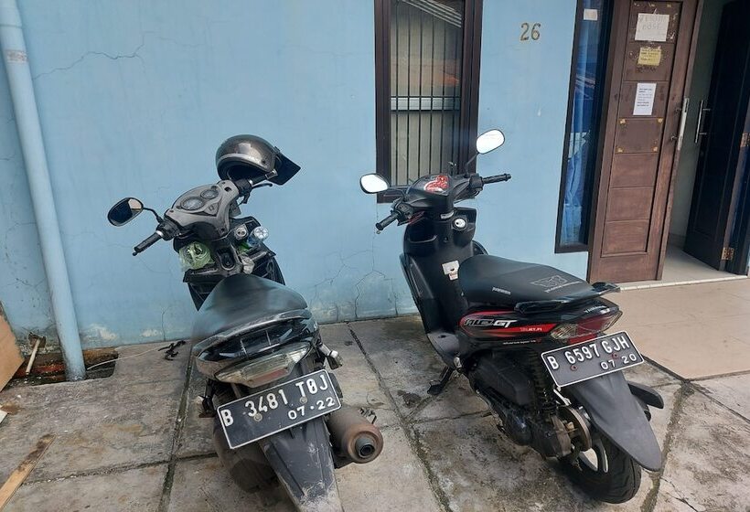 Kabin Kapsul Kayu Jati V Jakarta Male Only Hostel