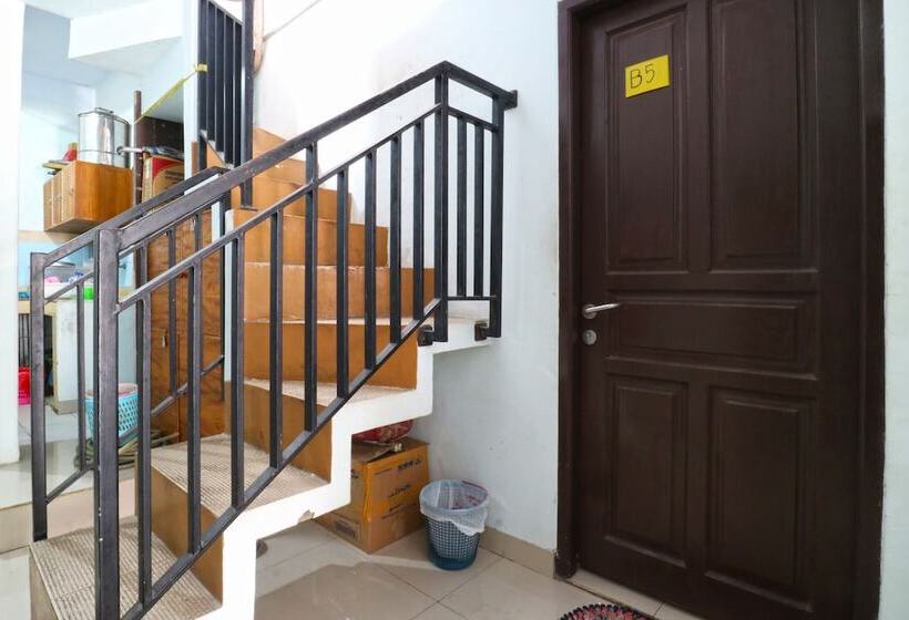 Kabin Kapsul Kayu Jati V Jakarta Male Only Hostel