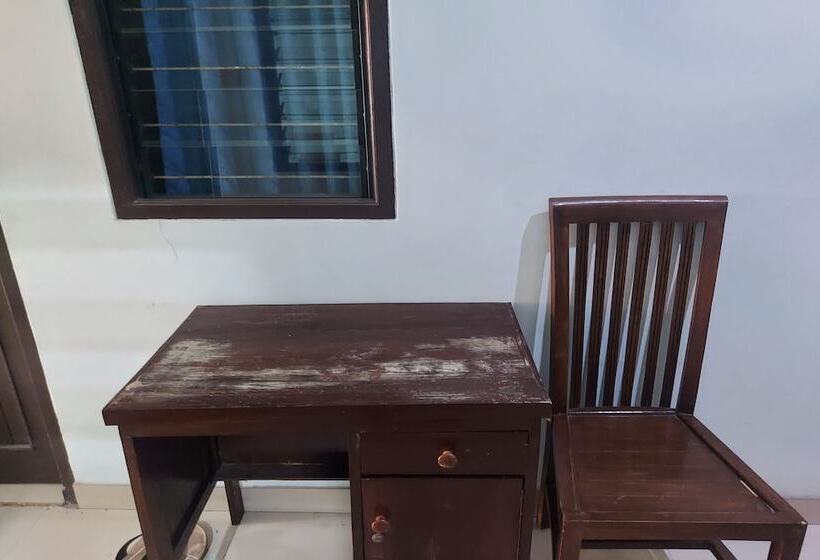 Kabin Kapsul Kayu Jati V Jakarta Male Only Hostel