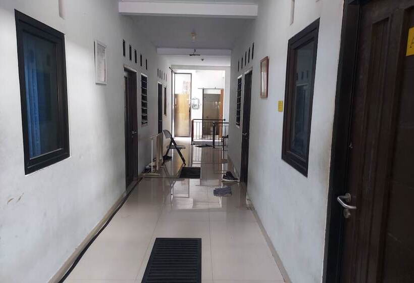 Kabin Kapsul Kayu Jati V Jakarta Male Only Hostel