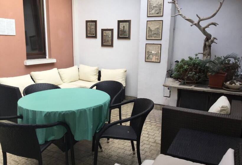 펜션 Room In Guest Room   Camera In Antica Corte Milanese