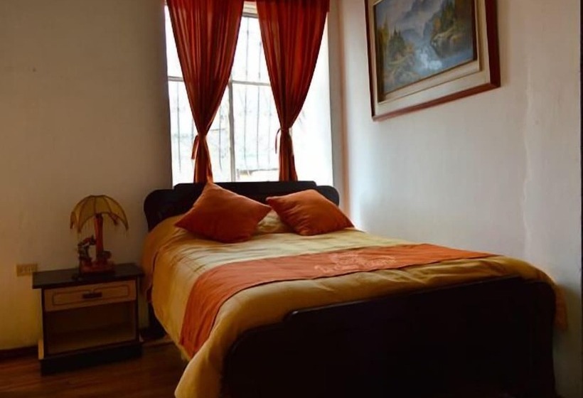 Hostal La Casa Toleña Hostel