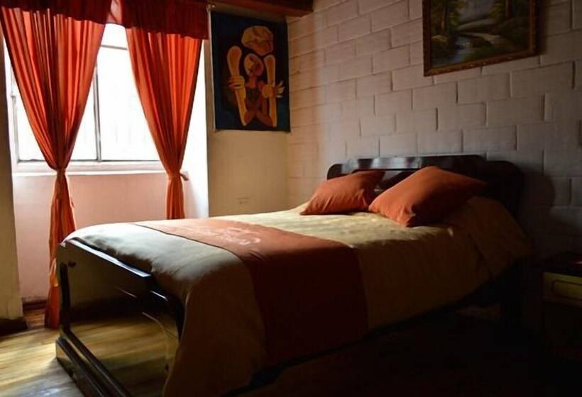 Hostal La Casa Toleña Hostel