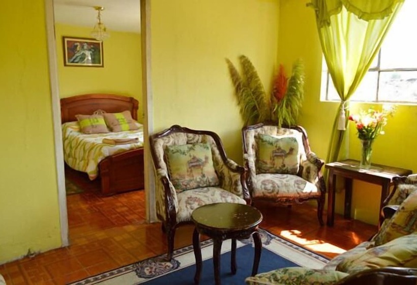 Hostal La Casa Toleña Hostel