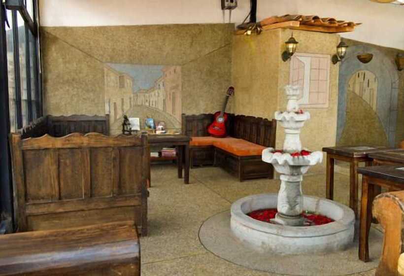 Hostal La Casa Toleña Hostel