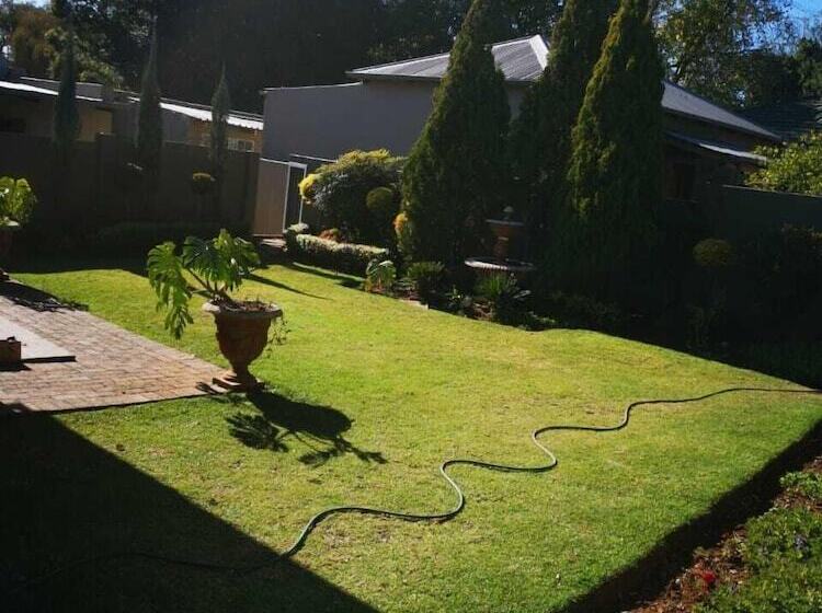 Pensió Ui Elemea Suites