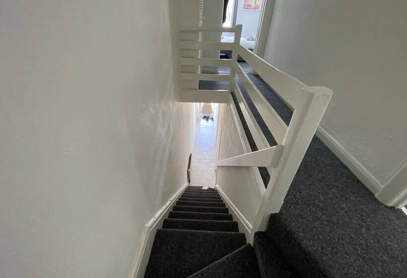 اقامتگاه Beautiful Modern 3 Bed House In Wallasey Near City