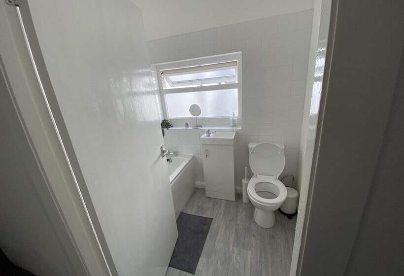 اقامتگاه Beautiful Modern 3 Bed House In Wallasey Near City