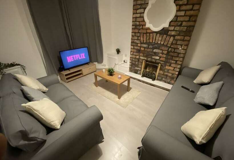 اقامتگاه Beautiful Modern 3 Bed House In Wallasey Near City