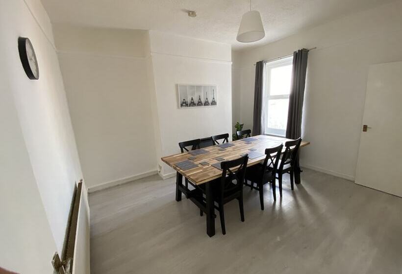 اقامتگاه Beautiful Modern 3 Bed House In Wallasey Near City