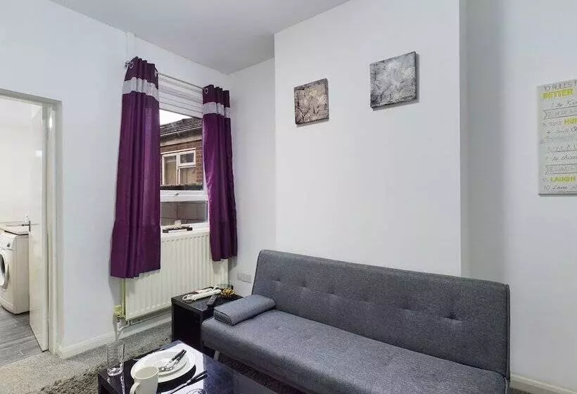 レジデンス Lovely! 2 Bed House Located In Soke On Trent