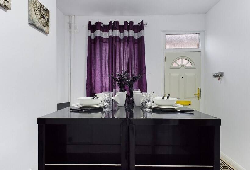 住所 Lovely! 2 Bed House Located In Soke On Trent