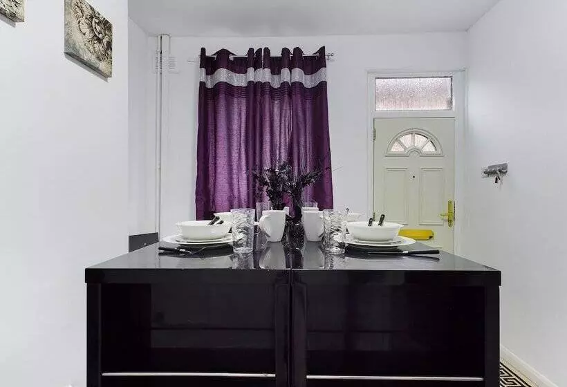 レジデンス Lovely! 2 Bed House Located In Soke On Trent