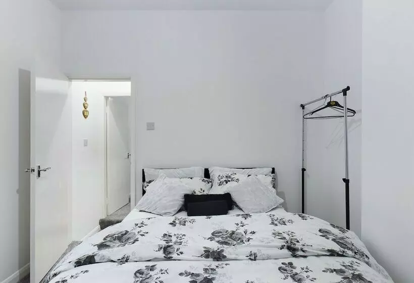 レジデンス Lovely! 2 Bed House Located In Soke On Trent