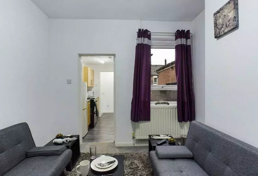 レジデンス Lovely! 2 Bed House Located In Soke On Trent
