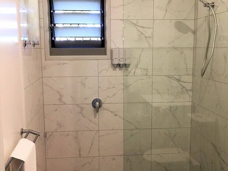 בית מלון כפרי Lake Tinaroo Holiday Park