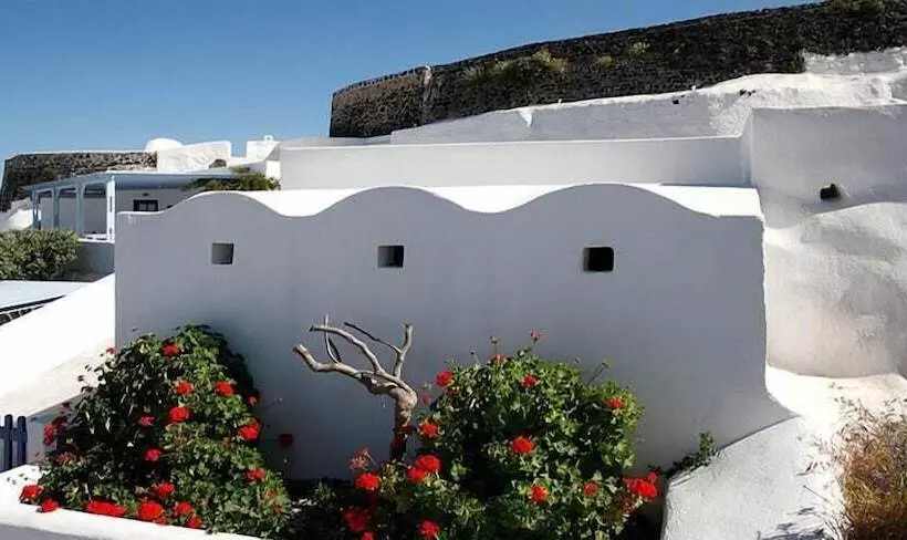 هتل Aghios Artemios Traditional Houses