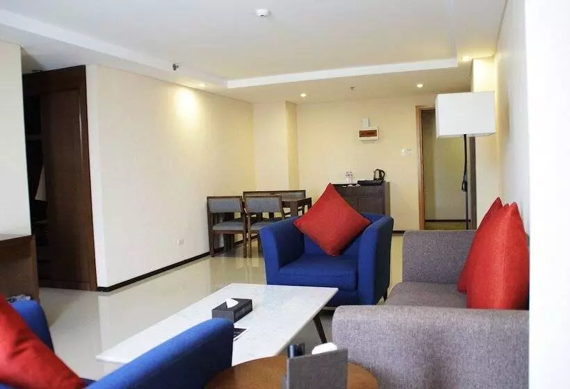 Golden Phoenix Hotel   Manila