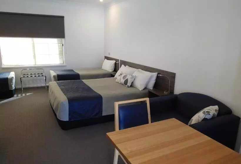 מוטל Commercial Golf Resort