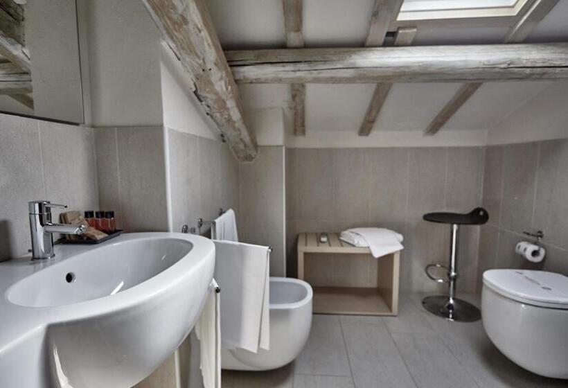 Rouge Hotel International