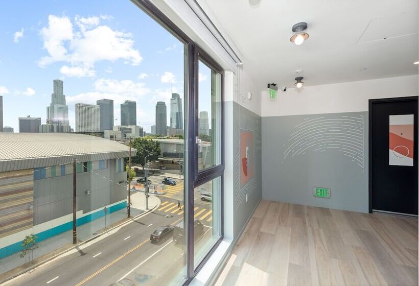 בית מלון כפרי The Metric  Los Angeles Downtown