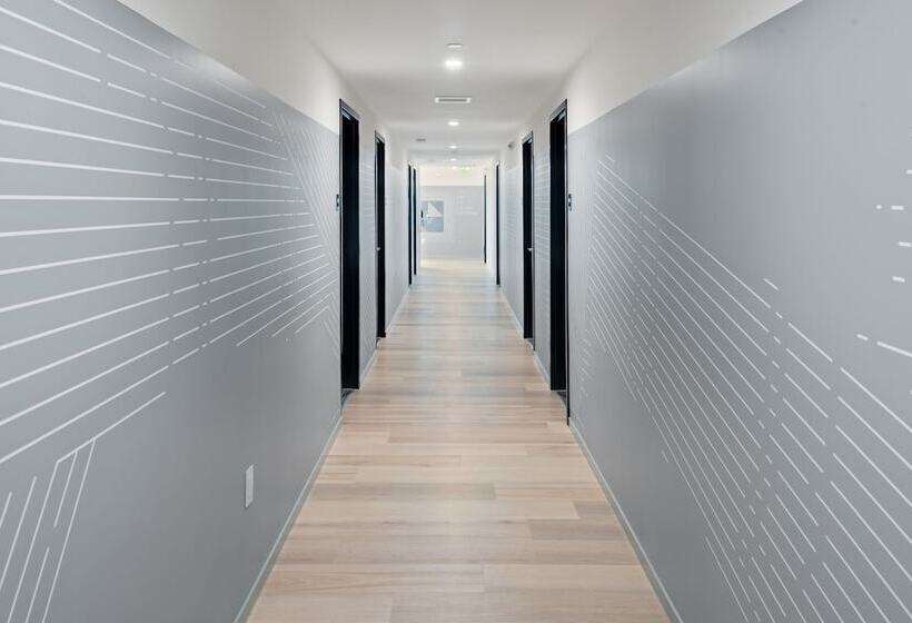 בית מלון כפרי The Metric  Los Angeles Downtown